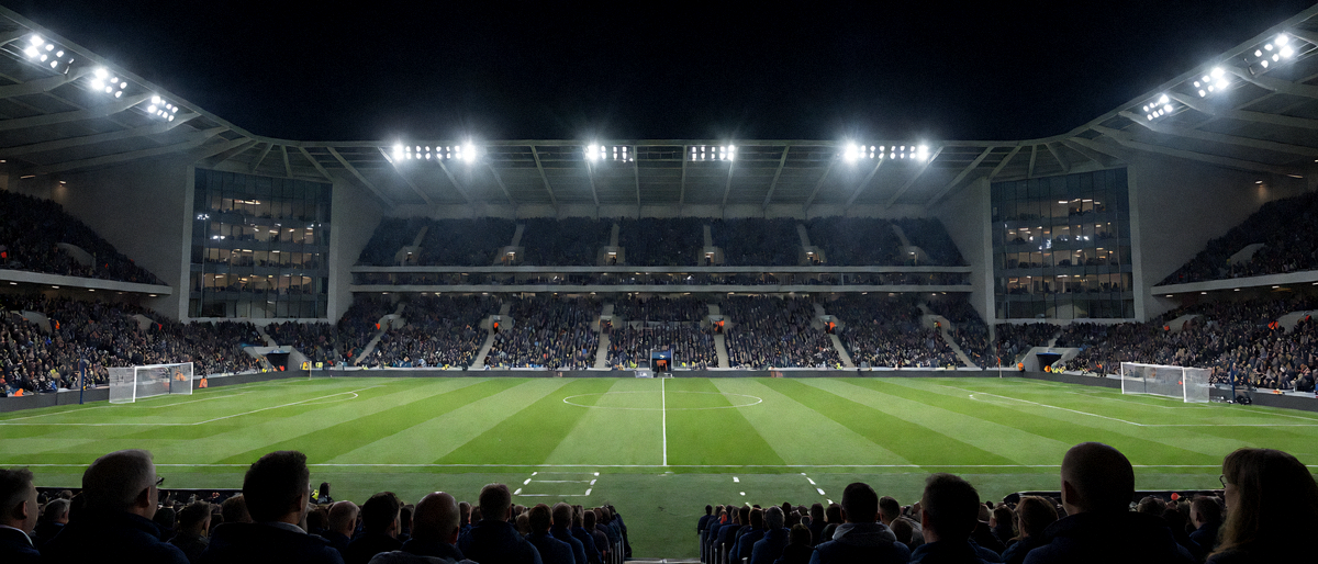 夜晚灯光下的体育场全景与看台观众